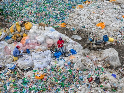 Dandora Landfill #3, Plastics Recycling, Nairobi, Kenya 2016 © Edward Burtynsky, courtesy Admira Photography, Milan / Nicholas Metivier Gallery, Toronto