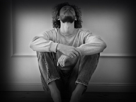 Un hombre con depresión, sin tratamiento. Las nuevas formas de atención médica podrían ser una solución a su situación