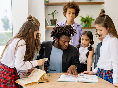 Professor propõe uma atividade de leitura compartilhada com alunos