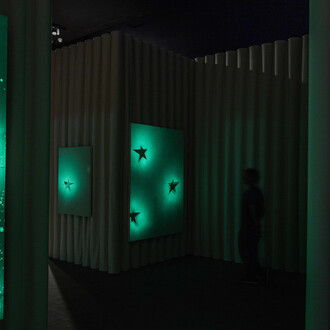 Koo Jeong A, [Seven stars], 2010, ausstellungsansicht Land of ouss [Kangse], Luma Arles, 2025–2026. Mit freundlicher genehmigung des Kunsthauses Bregenz. Foto von Victor & Simon / Grégoire d’Ablon © Koo Jeong A