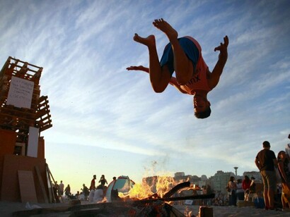 Saltando la hoguera