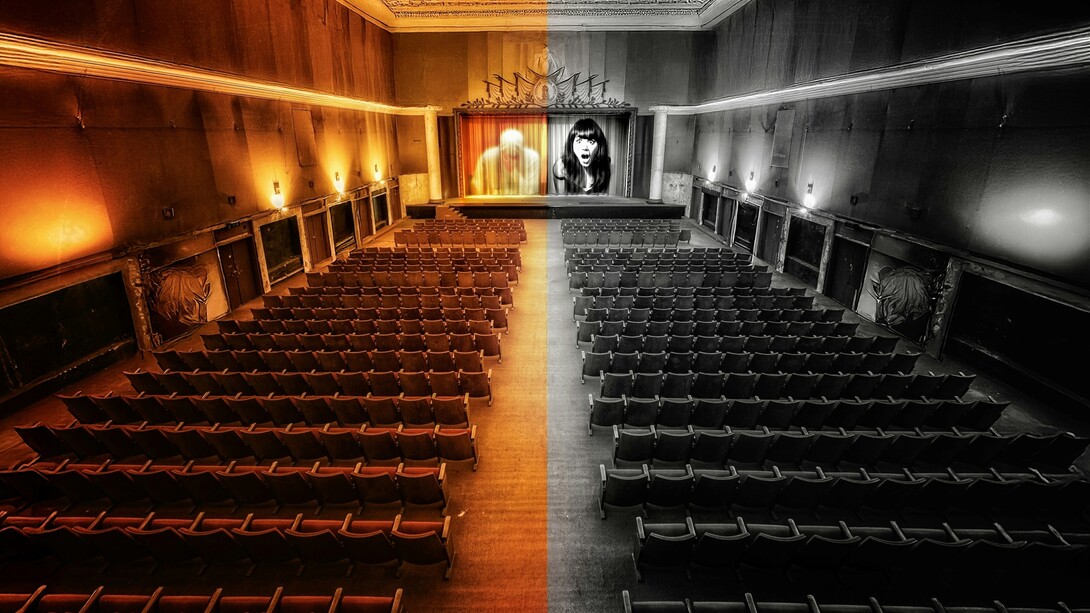 L’aria di restaurazione ha spento il respiro della scena: il pubblico resta immobile, immerso nel buio del suo stesso rito