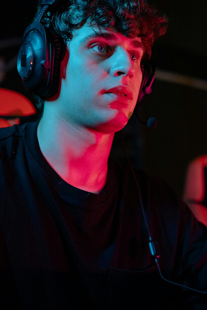 Os videogames ensinam a perseverança e a paciência ao desafiarem o jogador a superar níveis difíceis, incentivando a persistência e o aperfeiçoamento constante de habilidades