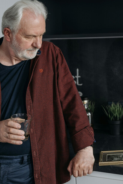 Homem sentindo saudade. A saudade é, em última análise, uma expressão da condição humana