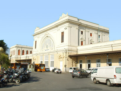 Stazione ferroviaria di Livorno progettato da Angiolo Badaloni con le case popolari dei ferrovieri