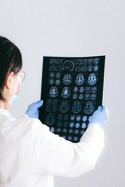 La neuroplasticità ha importanti applicazioni cliniche in vari campi della medicina e della riabilitazione, come la riabilitazione dopo lesioni cerebrali o interventi chirurgici