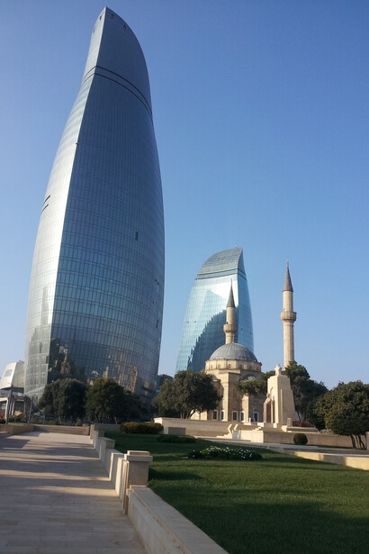 La Shahidlar Mosque all'ombra delle Baku Flame Towers