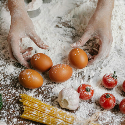Cozinheira prepara uma massa de macarrão caseira com ingredientes selecionados