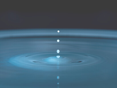 Goccia. Ogni cosa fluisce e rifluisce, ogni cosa ha fasi diverse, tutto s’alza e cade