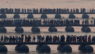 Panorama sobre o recinto do festival Kumbh Mela, na confluência dos rios Ganges e Yamuna, Índia