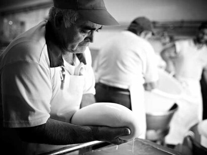 Preparazione della mozzarella di bufala