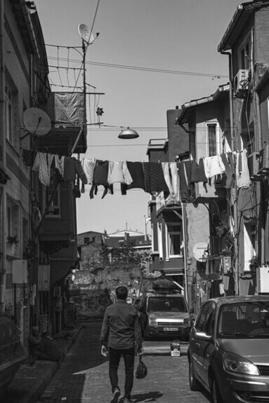 Nesse ambiente, o reaparecimento de Irimiás irradia expectativa: sua figura enigmática desperta desejos adormecidos, e cada aldeão responde a esse magnetismo com intensidade particular — uma vitrine transparente das dinâmicas humanas que atravessam qualquer sociedade