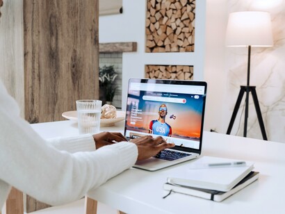 Jovem trabalha com marketing digital desde seu laptop