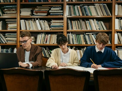 Nesse sentido, do lado das ‘gestões’, alguma ‘esquizofrenia imediatista’, que quer fazer de cada novo começo um ‘ponto zero’ sem história passada, desemboca habitualmente num dilúvio autodestrutivo