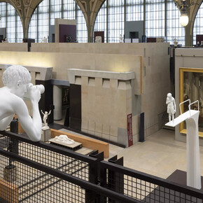 Elmgreen e Dragset, L’addition, vista della mostra. Per gentile concessione del Museo d'Orsay
