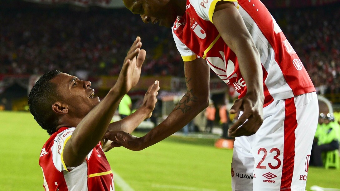 Wilson Morelo y Luis Quiñones celebran una victoria del Independiente Santa Fe