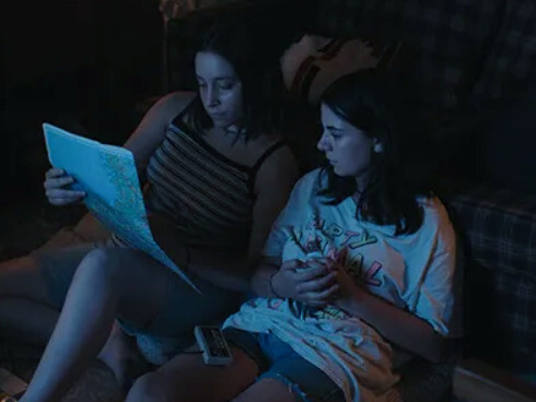 Alemania (2024), la ópera prima de María Zanetti, retrata la vida de una adolescente argentina en los años 90, entre sueños de emigrar y los retos familiares