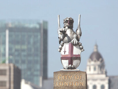 Dragón que delimita el perímetro de la «City» de Londres con la catedral de san Pablo al fondo