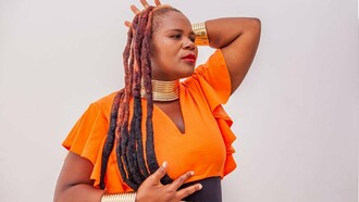 A arte vocal de Rhodália, tatuada nas graves, voz de talento, essa qualidade em vias de extinção, transpira, em Stimela, por todos os lados: no timbre, nos ataques, na respiração, na capacidade de improvisação (incluindo o scat singing), até no próprio refrão. Há scat, solo de piano, bateria, baixo e tempo para viajar. O público acompanha com palmas.  Em contraste, alguns bebem, comem, tiram fotos, fazem filmes. A casa está cheia. É Rhodália, no Monarchy; público restrito e os holofotes