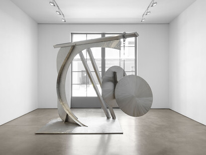 Mark di Suvero, Avanti! Exhibition view. Courtesy of Paula Cooper Gallery