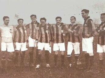 Alcuni calciatori del Real Betis Balompié in una foto del 1909, poco prima dell'istituzione ufficiale della squadra del 1910