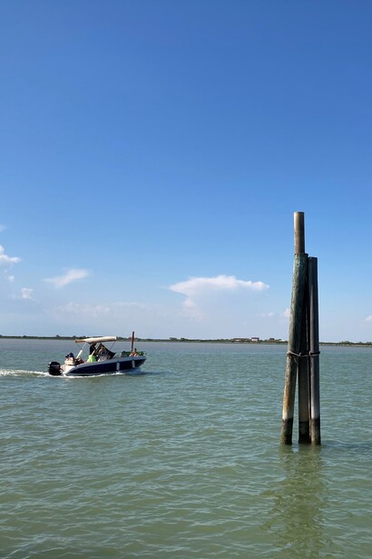 In navigazione nella laguna di Grado, Italia, foto di Flavius Roversi