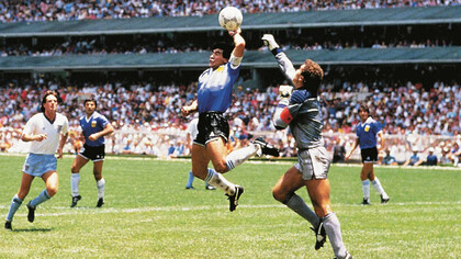 Diego Maradona anota un gol con 'la mano de Dios' en el mundial de México 86 contra la selección de Inglaterra