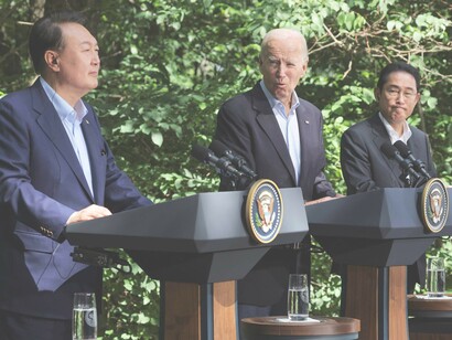 El presidente de Corea del Sur Yoon Suk Yeol, el presidente de los EE. UU. Joe Biden y el primer ministro de Japón Fumio Kishida en una conferencia de prensa en Camp David