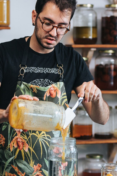 Para Ruiz Moreno, fermentar es controlar el proceso natural de descomposición, transformándolo en conservación biológica, química y cultural