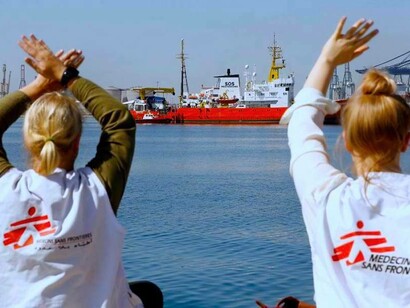 Dos cooperantes de Médicos sin Fronteras dan la bienvenida al Aquarius en el puerto de Valencia