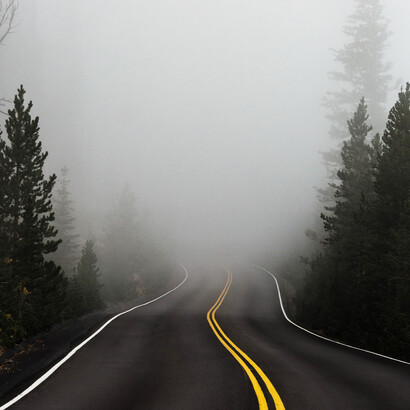 Strada di montagna nascosta nella nebbia