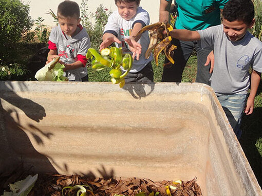 O Centro de Convivência Infantil de Mogi Mirim oferece uma educação gratuita e humanizada, inspirada na Escola da Ponte, que valoriza o respeito, a autonomia e a responsabilidade das crianças. Alunos do CCI particpam de atividade sustentável. Foto do acervo da instituição