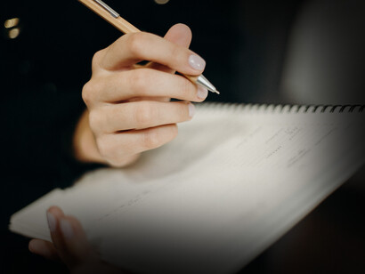 Justificación o fundamento: a través de la operación textual/estrategia discursiva de justificación se fundamenta una determinada aseveración mediante una serie ordenada de razones