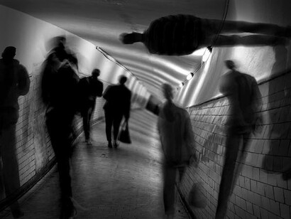 Psychose. L'apparition des troubles psychotiques est graduel mais surtout parce que la personne qui en souffre est souvent, durant ce processus, entourée d’autres individus souffrant de la même affection