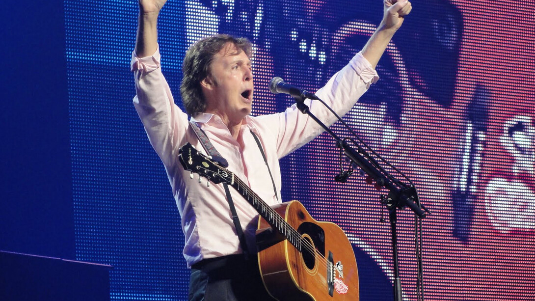 Paul McCartney termina de interpretar "Yesterday" en uno de sus conciertos