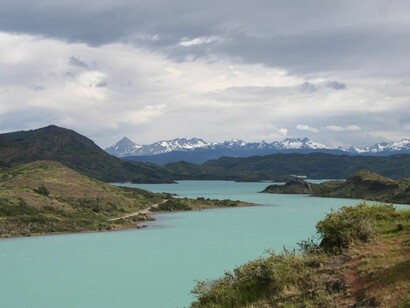 La presencia imponente de los glaciares no solo modela el paisaje, sino que también resguarda huellas profundas del pasado climático y cultural de la humanidad.   
El color del agua se debe a los minerales tóxicos arrastrados por los glaciares. Parque Nacional Torres del Paine, Chile