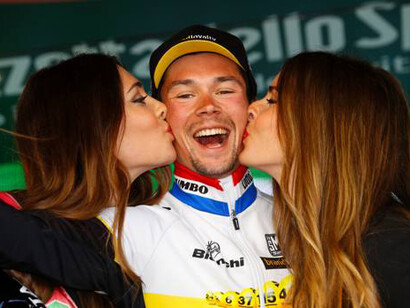 Roglic festeggiato dalle miss del Giro d'italia