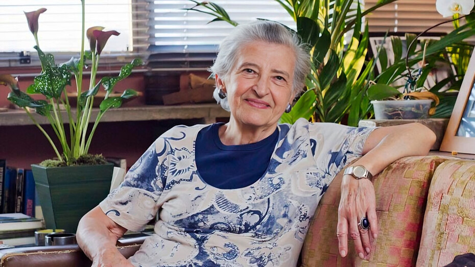 A arquiteta-paisagista Rosa Garena Kliass, aos 91 anos de idade, em sua casa. Foto de Marcelo Scandaroli