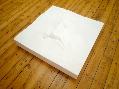 Mario Dellavedova, Lepre e manto di neve, 2014, marble sculpture, 100 x 100 x 20 cm, Courtesy the artist and Sprovieri, London