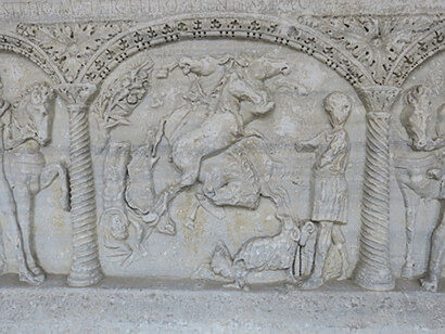 Il sarcofago romano di Elio Sabino, dettaglio, foto di Claudio Cheirasco