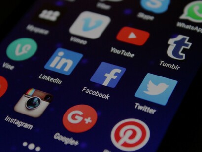 Aplicativos de redes sociais do LinkedIn, Facebook e Twitter em celular