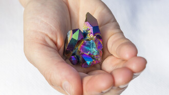 Existen muchas variedades de cuarzo, varias de las cuales se utilizan como gemas, generalmente de valor relativamente bajo