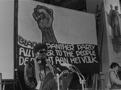 Albert Howard delivered a lecture on the Black Panther movement in the United States at the Moses and Aaron Church in Amsterdam. Howard, the editor-in-chief of Panthers, spoke throughout the event