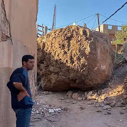 Los que viven esperan encontrar vivos bajo las ruinas
