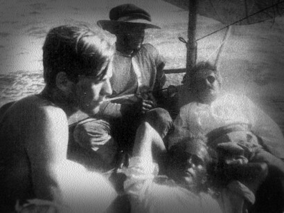 Jean Selz (izquierda), Paul Gauguin (nieto del pintor), Benjamín y el pescador Tomás Varó (con sombrero) navegando en la bahía de San Antonio, 1933