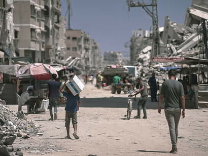 Em 2024, Gaza está marcada por destruição generalizada, com edifícios bombardeados reduzidos a escombros e pessoas tentando sobreviver em meio às ruínas