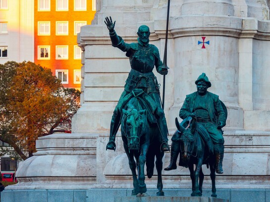 O monumento a Miguel de Cervantes, Dom Quixote e Sancho Pança ocupa a paisagem urbana na Plaza de España, em Madrid. Mais de quatro séculos depois de sua publicação, a obra de Cervantes continua presente na memória cultural e no espaço público