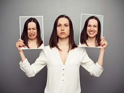 Mulher com várias faces para ocasiões diferentes