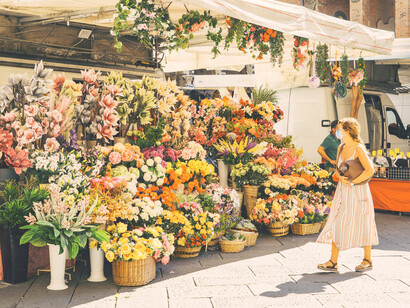 Puesto de flores en una calle en la provincia de Pistoia, Italia