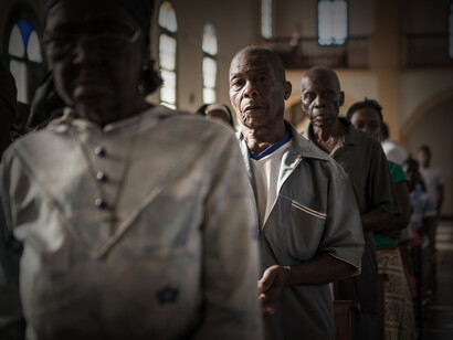 Personas se disponen a comulgar dentro de una iglesia en Mozambique